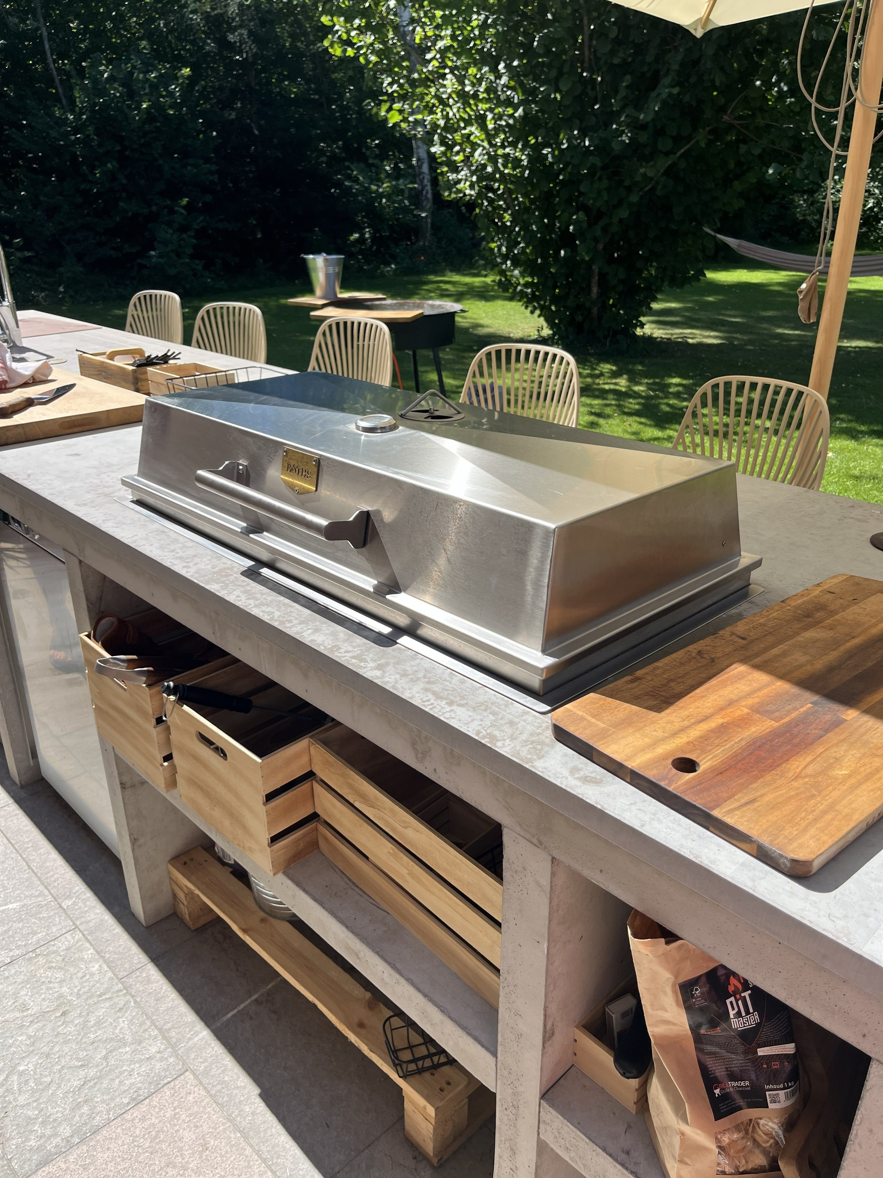 Inbyggd rostfri kolgrill i utekök